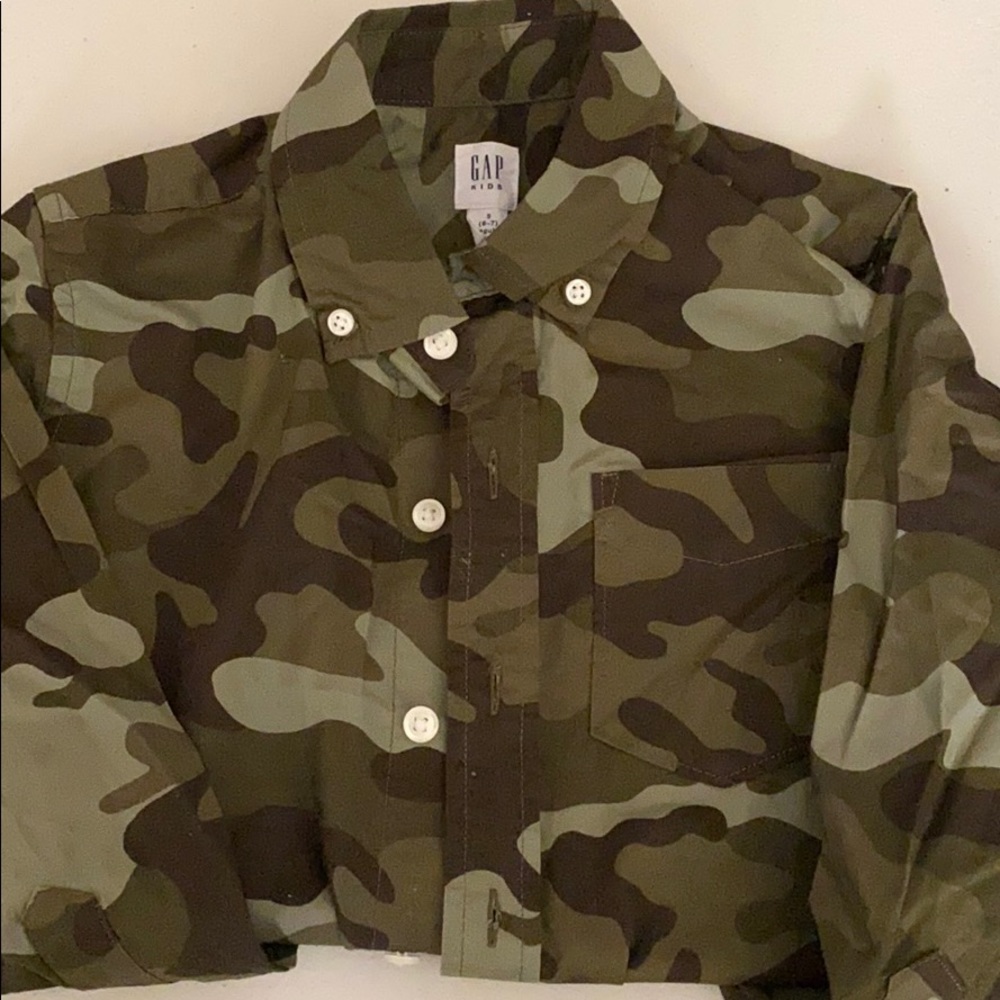 GAP BUTTON DOWN